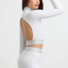 Top corto de cuello alto y manga larga con espalda descubierta en gris jaspeado