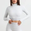 Top corto de cuello alto y manga larga con espalda descubierta en gris jaspeado