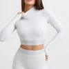Top corto de cuello alto y manga larga con espalda descubierta en gris jaspeado