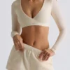 Top corto de cuello en V de jersey cepillado en color crudo
