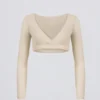 Top corto de cuello en V de jersey cepillado en color crudo