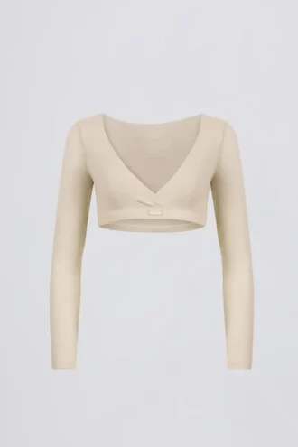 Top corto de cuello en V de jersey cepillado en color crudo