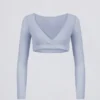 Top corto de jersey cepillado con cuello en V en azul suave