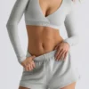 Top corto de jersey cepillado con cuello en V en gris niebla