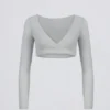 Top corto de jersey cepillado con cuello en V en gris niebla