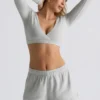 Top corto de jersey cepillado con cuello en V en gris niebla