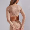 Top corto de manga larga con adornos transparentes Giulia en color almendra