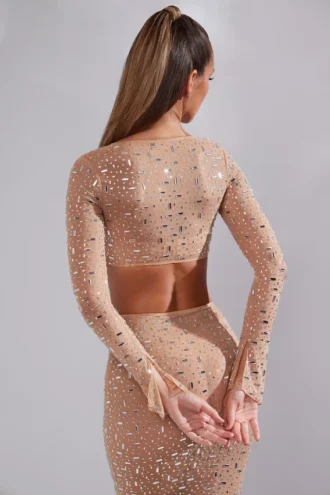 Top corto de manga larga con adornos transparentes Giulia en color almendra