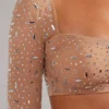 Top corto de manga larga con adornos transparentes Giulia en color almendra