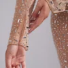 Top corto de manga larga con adornos transparentes Giulia en color almendra