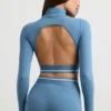 Top corto de manga larga con cuello alto y espalda descubierta en azul acero