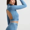 Top corto de manga larga con cuello alto y espalda descubierta en azul acero