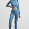 Top corto de manga larga con cuello alto y espalda descubierta en azul acero