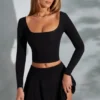 Top corto de manga larga con cuello cuadrado Nadiya en negro