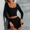 Top corto de manga larga con cuello cuadrado Nadiya en negro