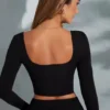 Top corto de manga larga con cuello cuadrado Nadiya en negro