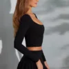 Top corto de manga larga con cuello cuadrado Nadiya en negro