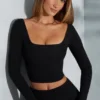 Top corto de manga larga con cuello cuadrado Nadiya en negro