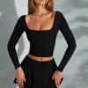 Top corto de manga larga con cuello cuadrado Nadiya en negro
