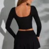 Top corto de manga larga con cuello cuadrado Nadiya en negro