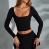 Top corto de manga larga con cuello cuadrado Nadiya en negro