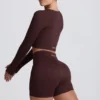 Top corto de manga larga sin costuras Super Sculpt en color chocolate
