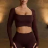 Top corto de manga larga sin costuras Super Sculpt en color chocolate
