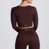 Top corto de manga larga sin costuras Super Sculpt en color chocolate