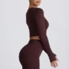 Top corto de manga larga sin costuras Super Sculpt en color chocolate