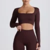Top corto de manga larga sin costuras Super Sculpt en color chocolate