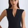 Top corto estructurado con cuello en V Kadie en negro