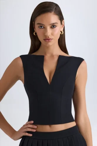 Top corto estructurado con cuello en V Kadie en negro