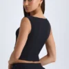 Top corto estructurado con cuello en V Kadie en negro