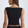 Top corto estructurado con cuello en V Kadie en negro