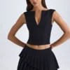 Top corto estructurado con cuello en V Kadie en negro