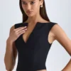 Top corto estructurado con cuello en V Kadie en negro