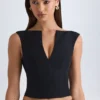 Top corto estructurado con cuello en V Kadie en negro