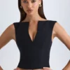 Top corto estructurado con cuello en V Kadie en negro