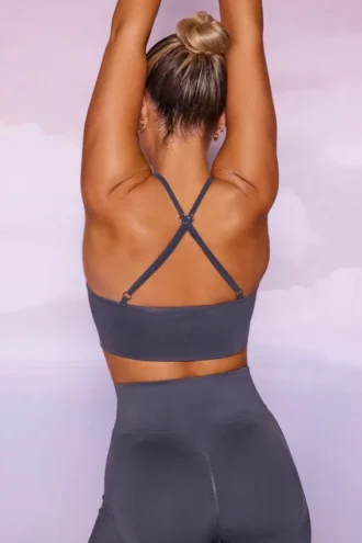 Top corto sin costuras con cuello alto en gris