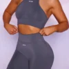 Top corto sin costuras con cuello alto en gris