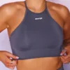 Top corto sin costuras con cuello alto en gris