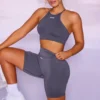 Top corto sin costuras con cuello alto en gris