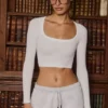 Top corto sin costuras de punto elástico suave con aberturas en blanco