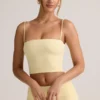 Top corto sin tirantes Verna Modal en amarillo crema
