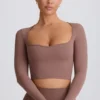 Top corto Soft Active con cuello corazón en color moca