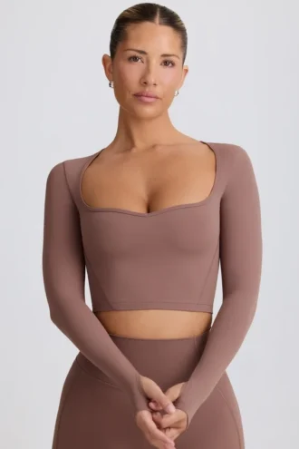 Top corto Soft Active con cuello corazón en color moca