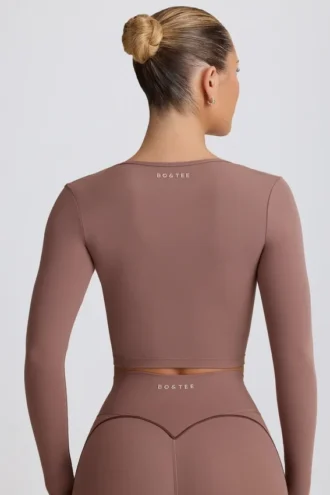 Top corto Soft Active con cuello corazón en color moca
