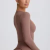Top corto Soft Active con cuello corazón en color moca