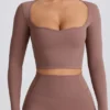 Top corto Soft Active con cuello corazón en color moca