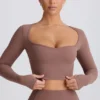 Top corto Soft Active con cuello corazón en color moca